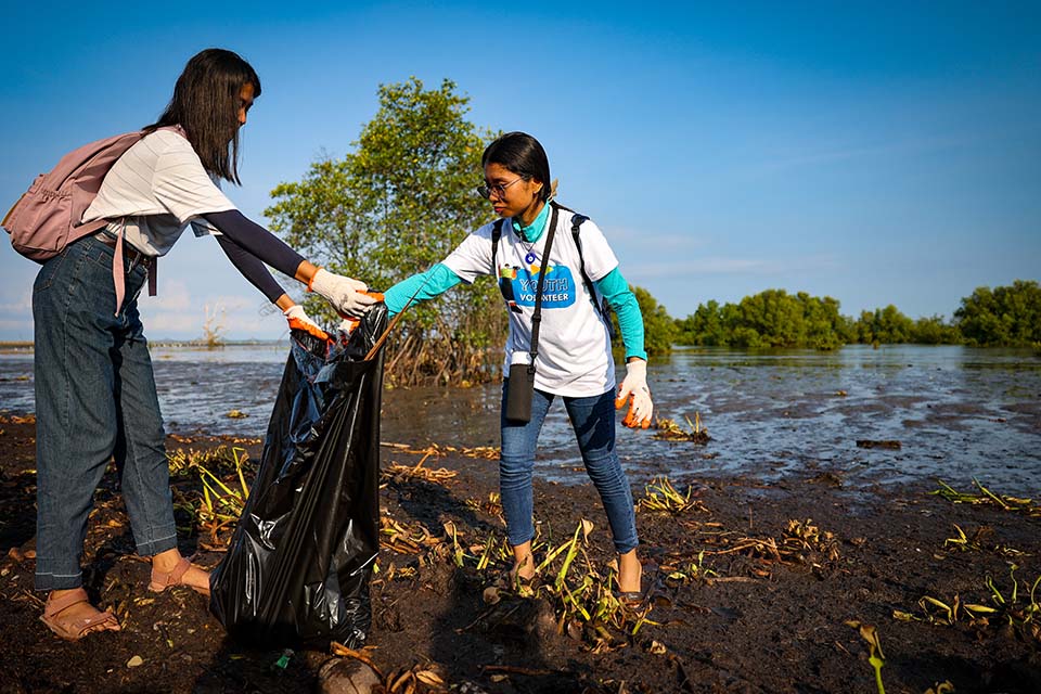 activists clean up shore in Philippines 