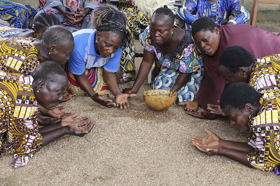 Benin women offering prayers