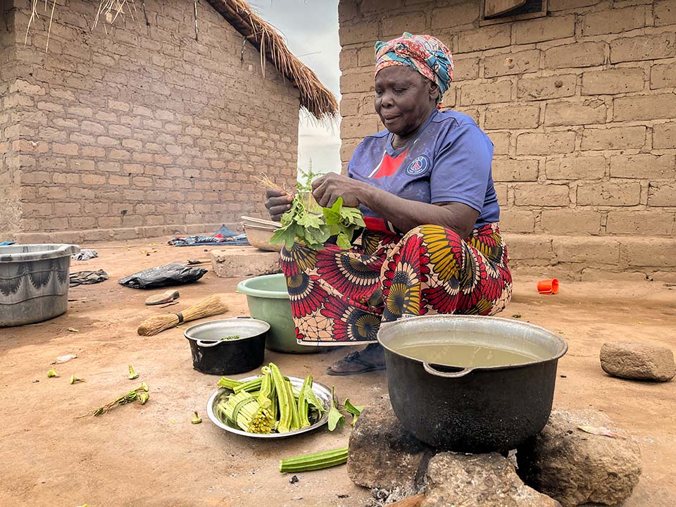 woman_cleans_vegetables_in_central_african_republic