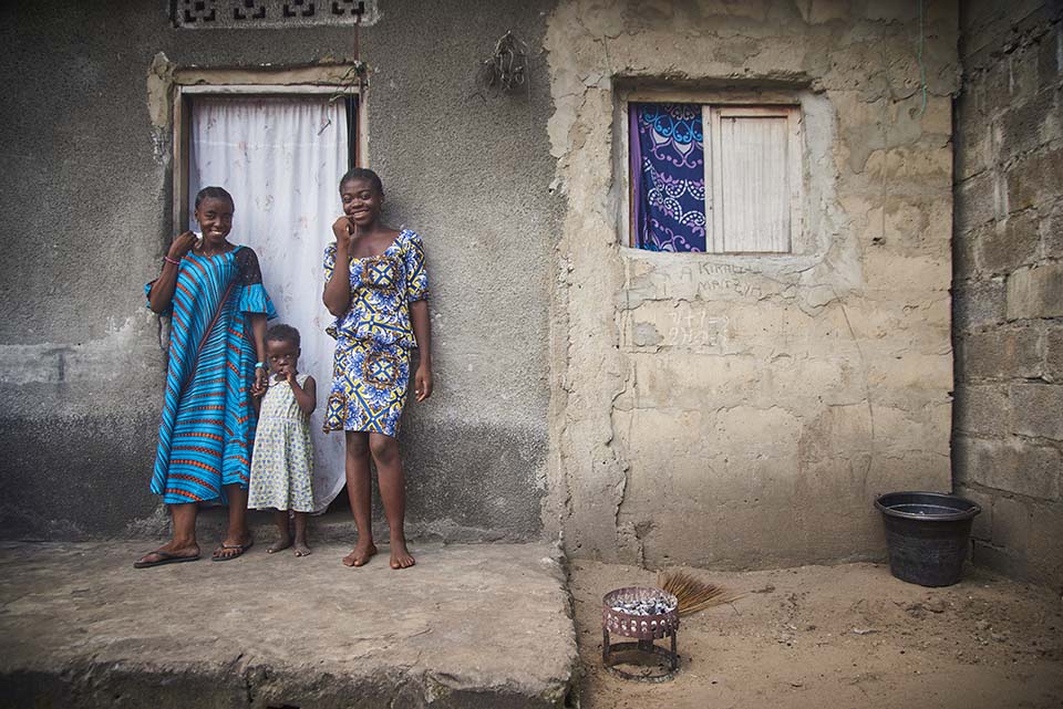 Congolese mother and children