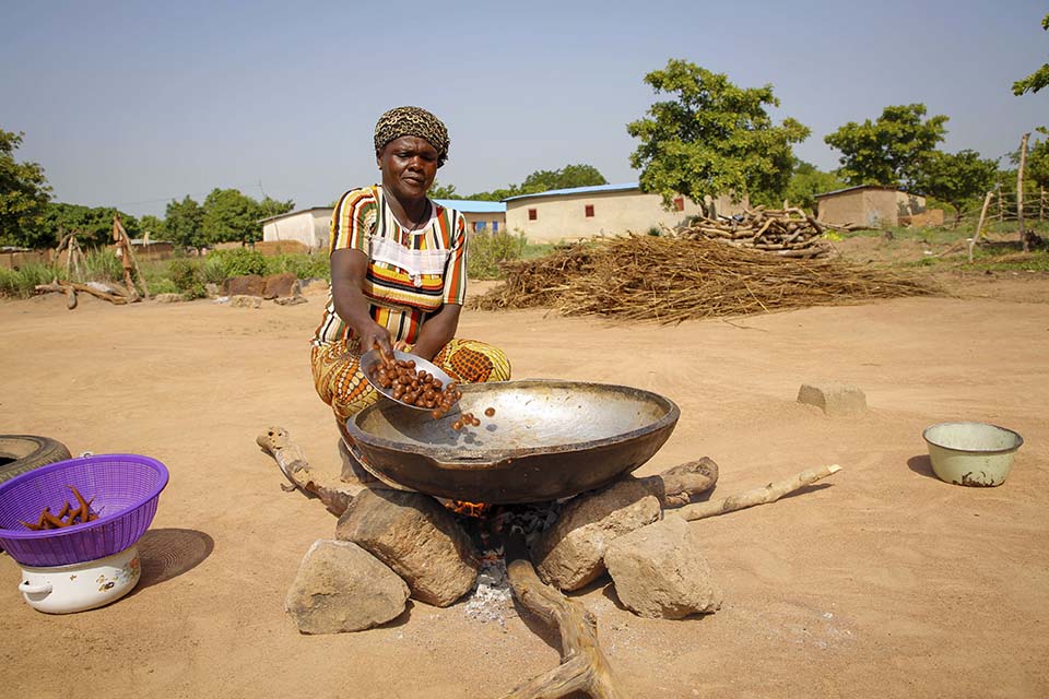 cooking peanut paste in Benin