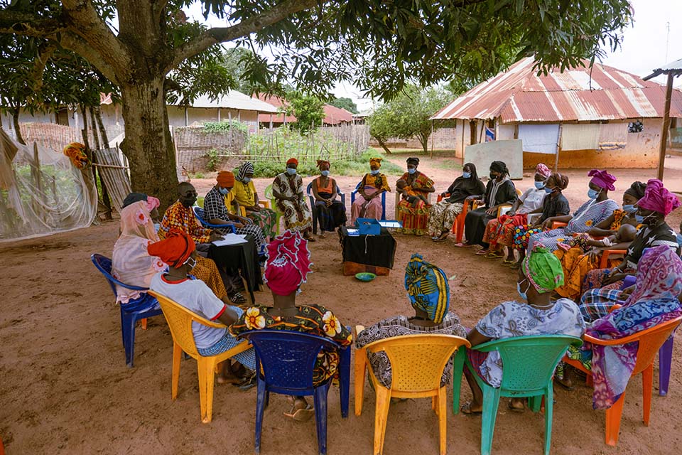 CRS-supported savings group meets in Guinea-Bissau
