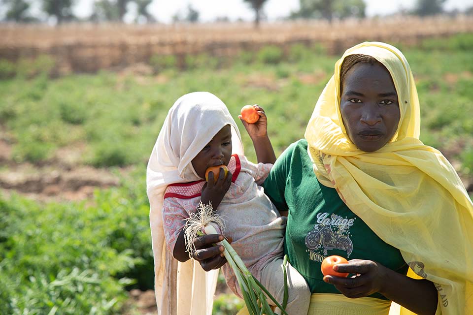 Darfur mother holding daughter