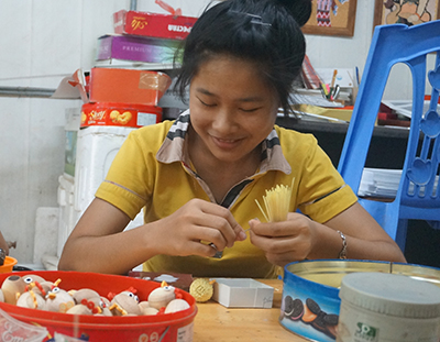 Le Thi Yen of Mai Handicrafts loves the art of quilling, and working to master this skill to create even more complex designs. Photo courtesy of Serrv