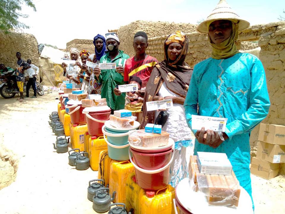 Flood survivors collect supplies in Mali