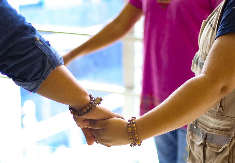 hand holding circle
