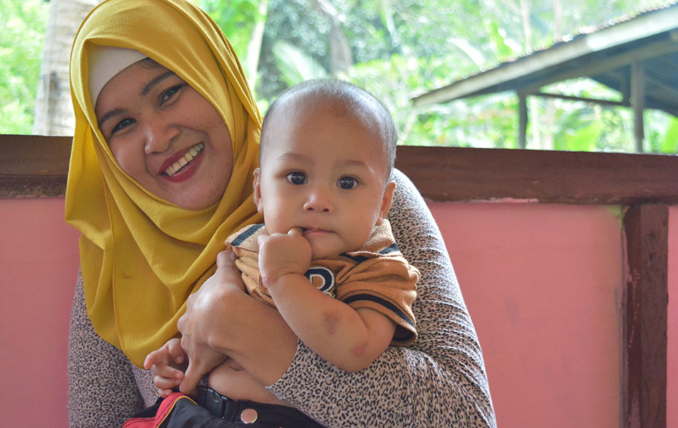 Philippines mother and child