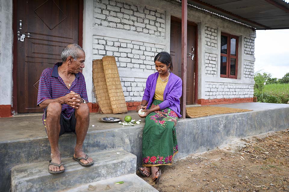 nepal_grandfather_and_granddaughter_