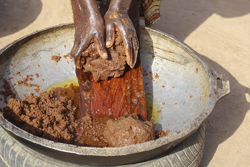 processing peanut paste in Benin