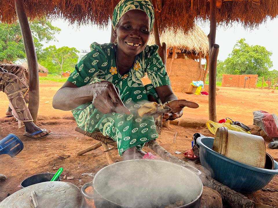 woman cooking in Central African Republic