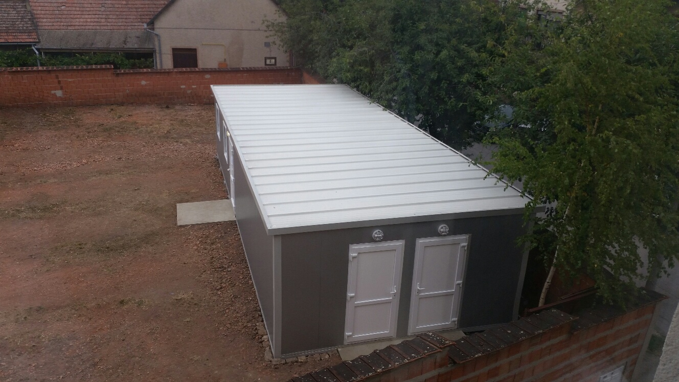 In the border town of Kanjiza, CRS is providing a temporary facility for refugees and migrants that has bathrooms, showers and beds. Photo by Dino Mujanovic/CRS