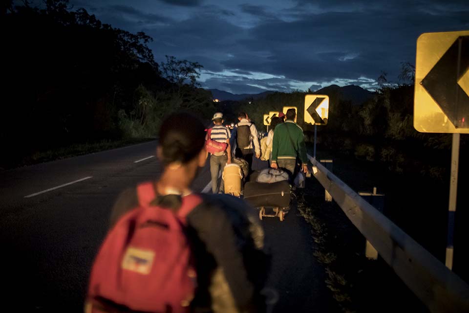 Venezuela migrants head to Colombia