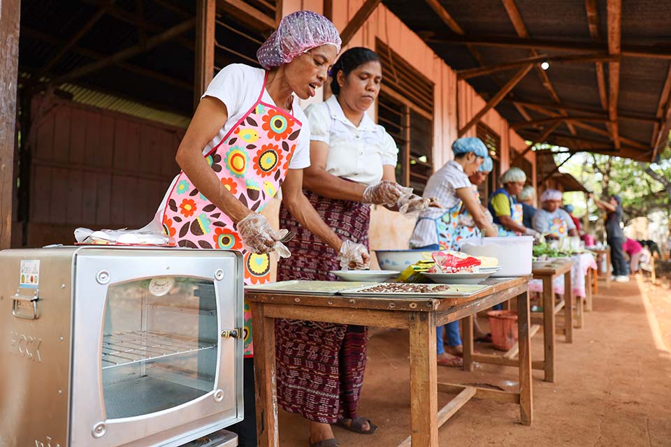 women cooking in Indonesia