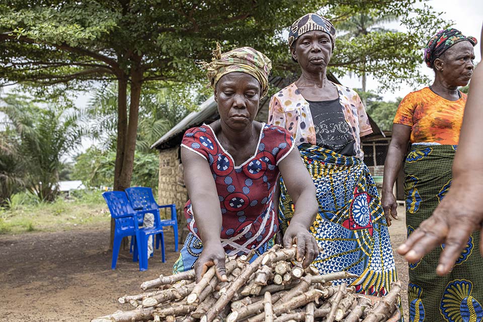 women sort cassava in Liberia