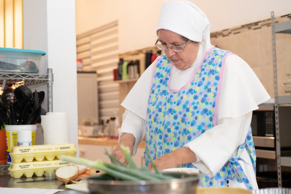 Sor Juliana prepara una de sus recetas ganadoras en un programa de cocina de Telemundo.