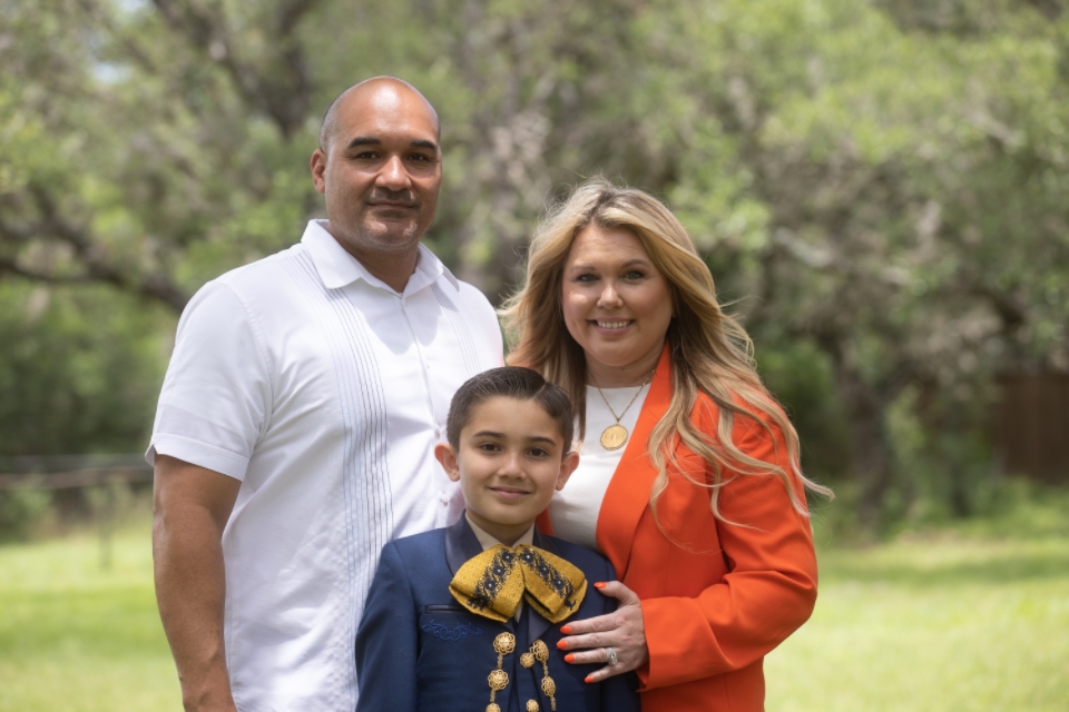 Retrato de la familia López en San Antonio, Texas. Foto por Michael Cirlos para CRS.