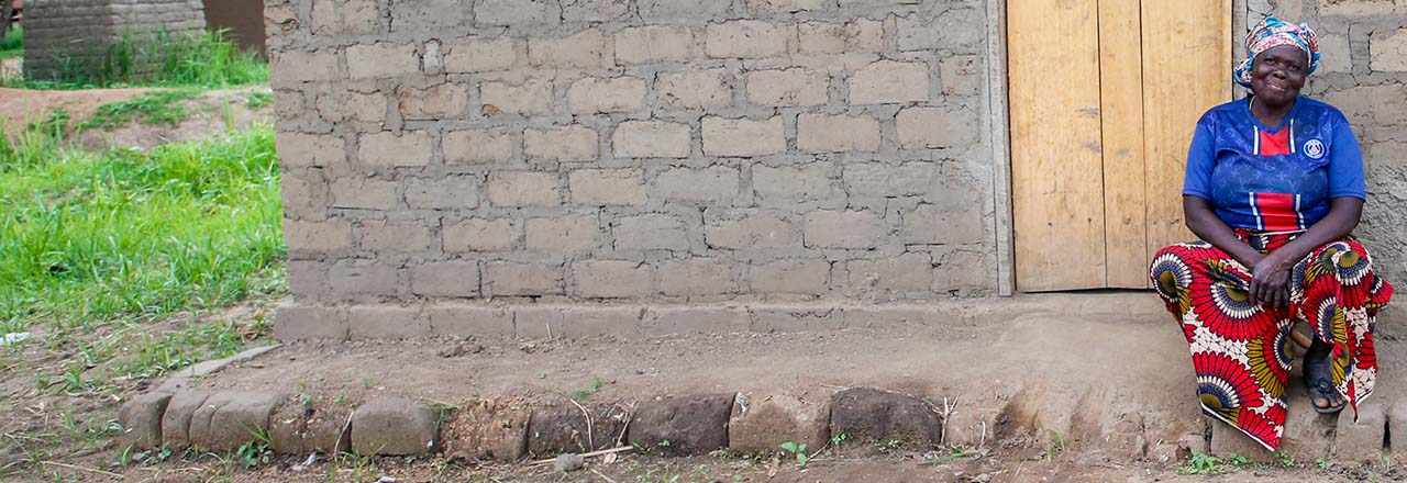 woman_outside_home_in_central_african_republic