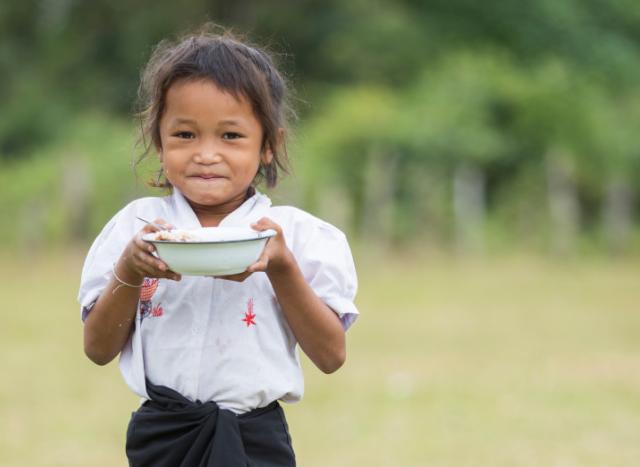 Niña con plato de comida