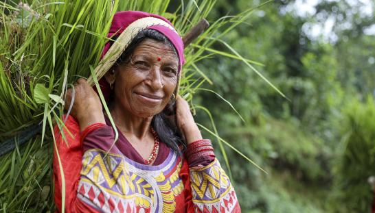 agricultora sonriendo en el campo