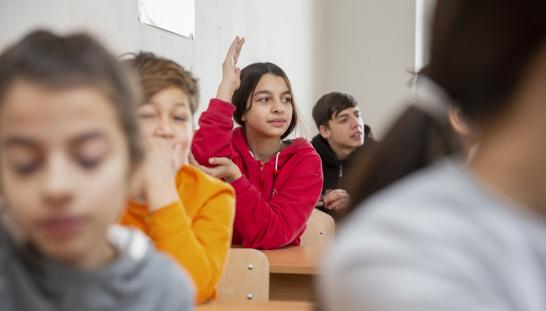 niño levantando la mano en clase
