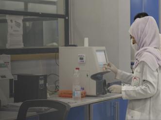 A woman in a laboratory.