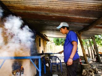 Un joven tostando café.