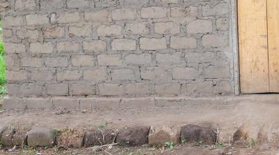 woman_outside_home_in_central_african_republic