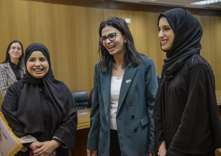 tres mujeres sonriendo