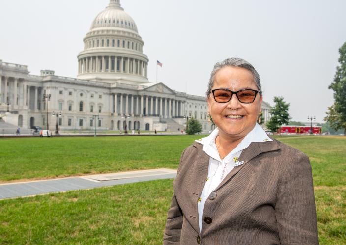 Una señora frente al Congreso de Estados Unidos.