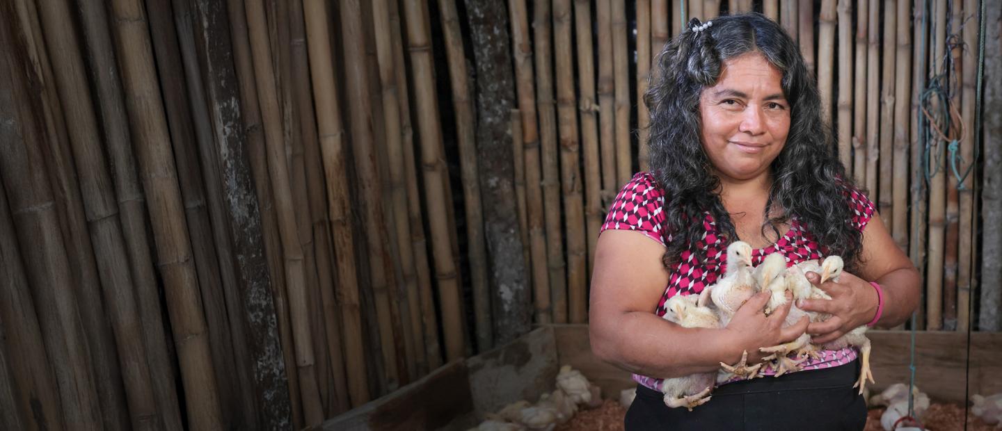 mujer con pollitos