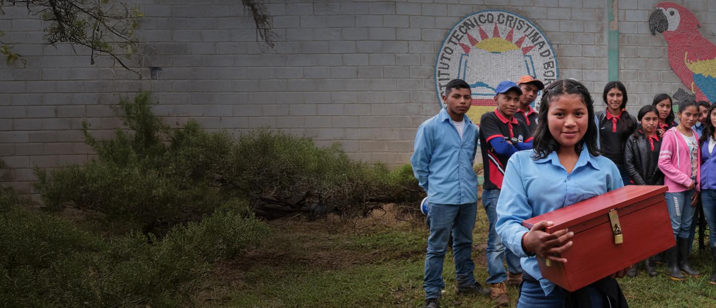 grupo de jóvenes posando delante de un edificio