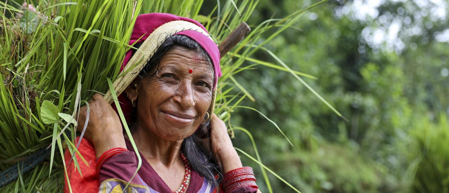 agricultora sonriendo en el campo