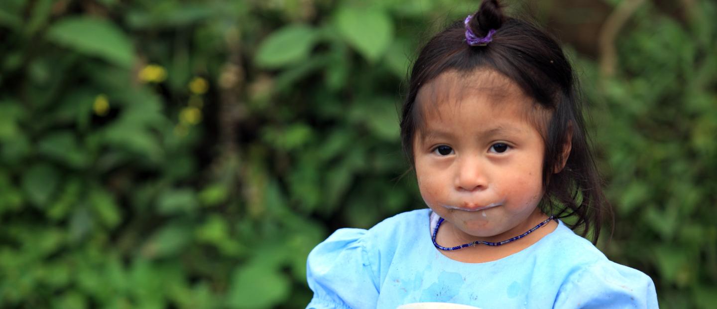 Una niña pequeña tomando leche