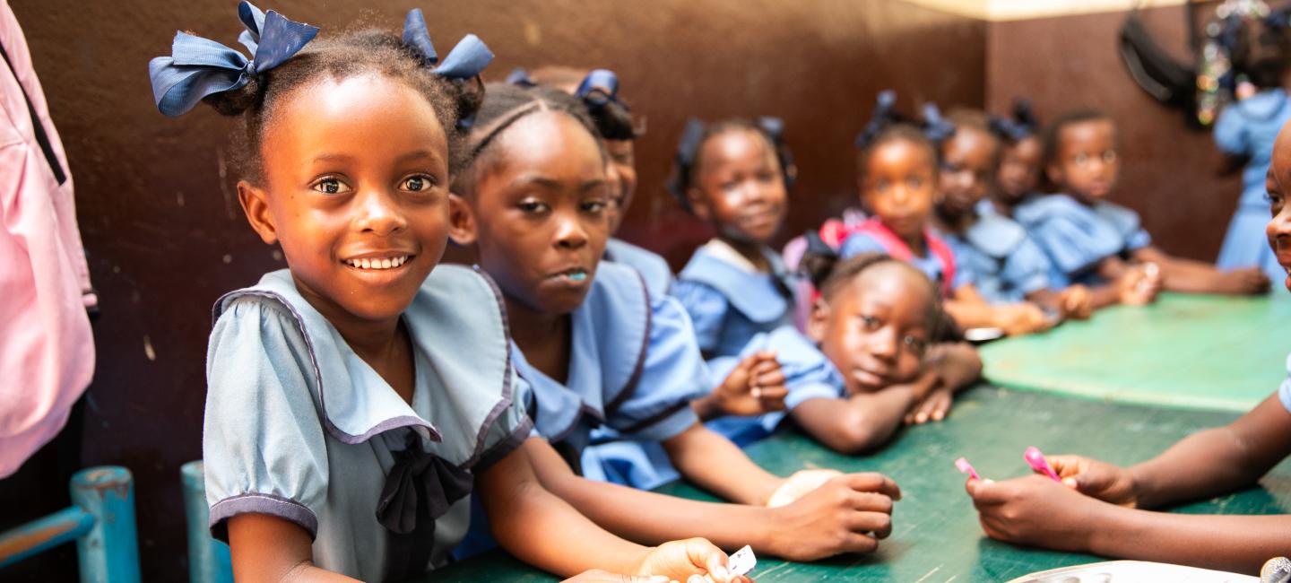 Un grupo de niñas estudiantes en un comedor de la escuela.