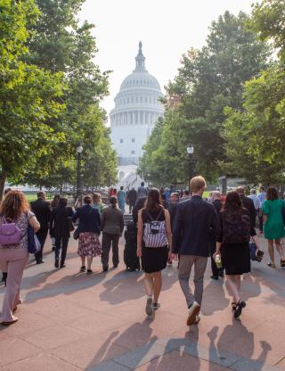 Gente caminando hacia el Congreso de Estados Unidos