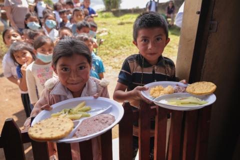 Niños recibiendo comida