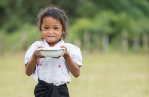 Niña con plato de comida