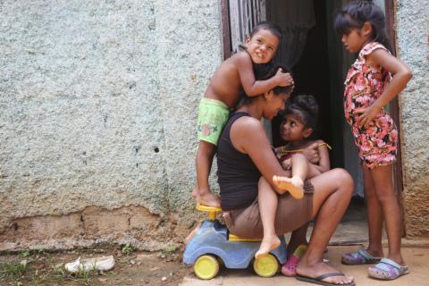 madre con 3 hijos y un juguete