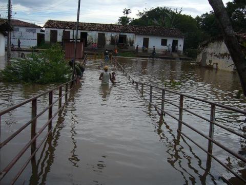 hombre en aguas de inundación