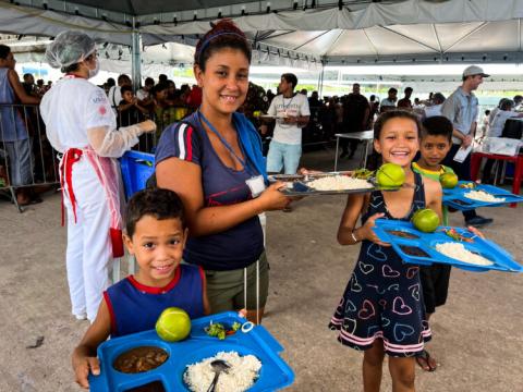 Mujeres con tres niños en el almuerzo