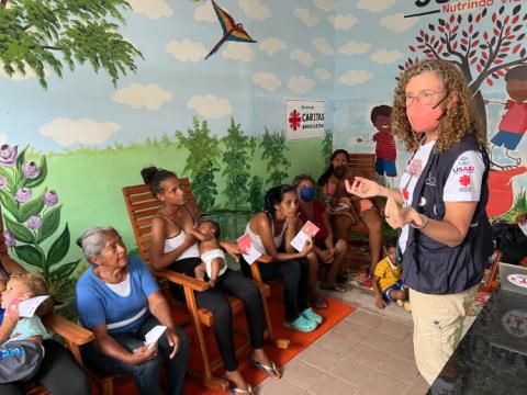 Trabajador humanitario hablando con mujeres
