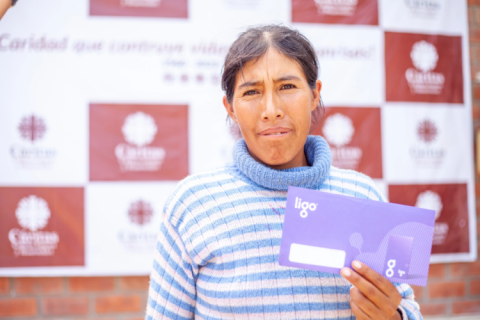 mujer sosteniendo carta