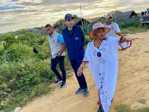 gente caminando en la granja