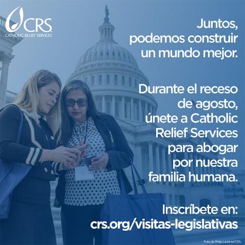 Dos mujeres frente al Capitolio de EE. UU. miran un teléfono mientras participan en una actividad de incidencia. A la derecha, texto que invita a unirse a Catholic Relief Services durante el receso de agosto para abogar por la familia humana, con un enlace para inscribirse: crs.org/visitas-legislativas.