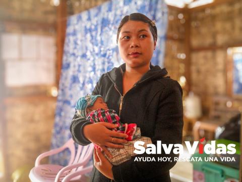 Mujer sosteniedo a un bebe