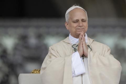 Pope Leo praying
