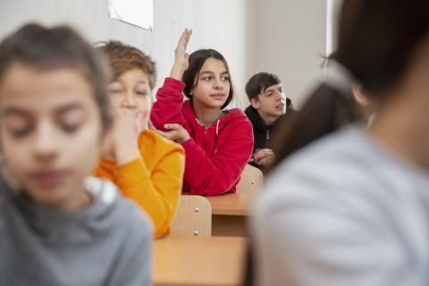 niño levantando la mano en clase