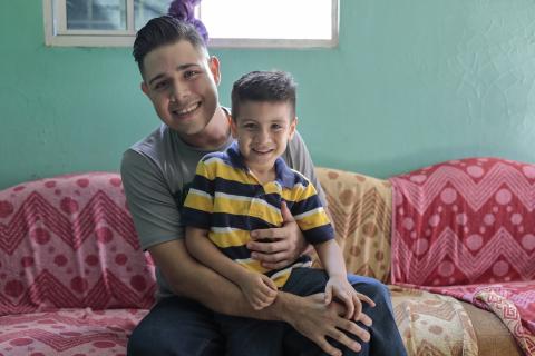 joven padre abraza a su hijo