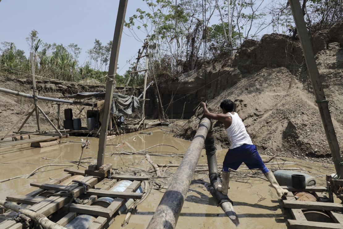 Miners work very long days in the hot sun and challenging conditions in order to just collect a small amount of gold. Photo by Oscar Leiva/Silverlight for CRS 