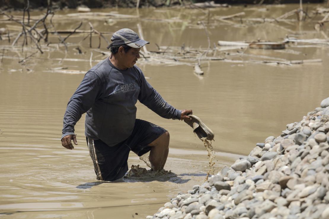 A miner working in the water in Madre de Dios. Photo by Oscar Leiva/Silverlight for CRS